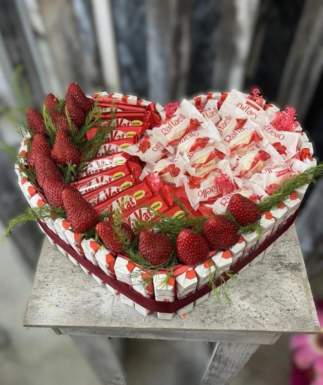 Heart-shaped sweet gift "Love" with Raffaello, Kinder, KitKat and strawberryOrder a gift with delivery to Yerevan | ծաղիկների առաքում Երևանում