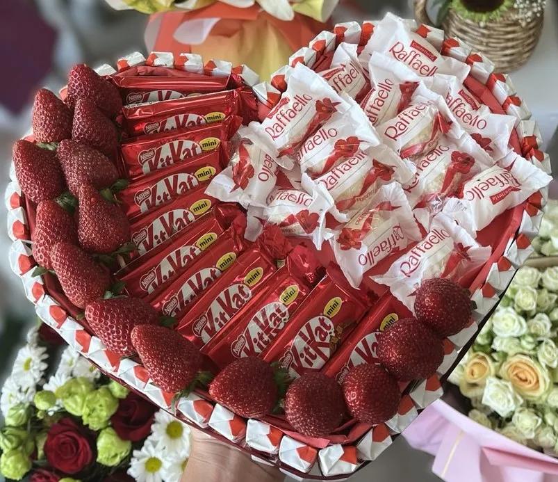 Սրտաձև քաղցր նվեր «Սեր»՝ Raffaello, Kinder, KitKat և ելակով | Պատվիրել նվեր առաքումով Երևանում | ծաղիկների առաքում Երևանում