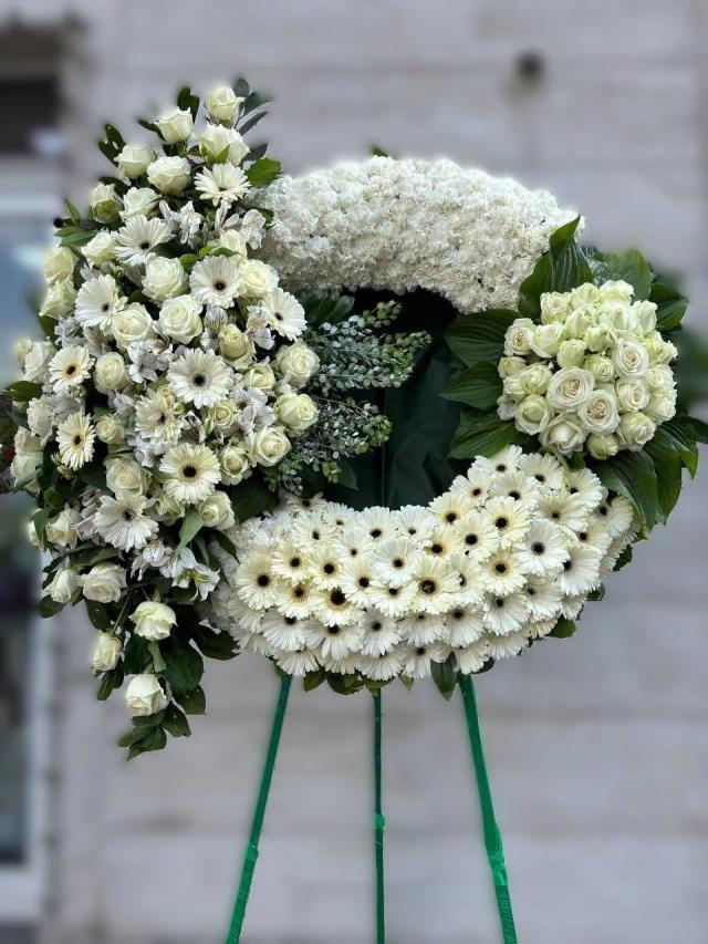 Round white wreath | ծաղիկների առաքում Երևանում