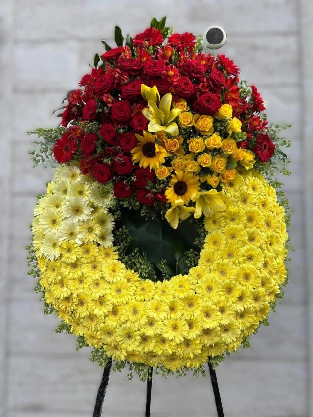 Wreath with yellow and red flowers | ծաղիկների առաքում Երևանում