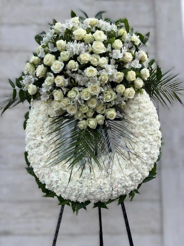 Wreath with white roses and carnations | ծաղիկների առաքում Երևանում