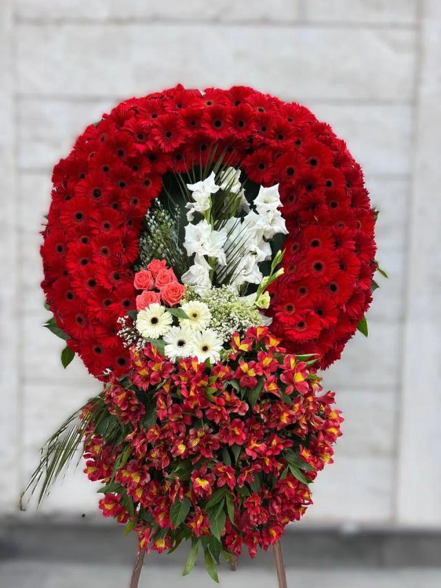 Round red wreath | ծաղիկների առաքում Երևանում