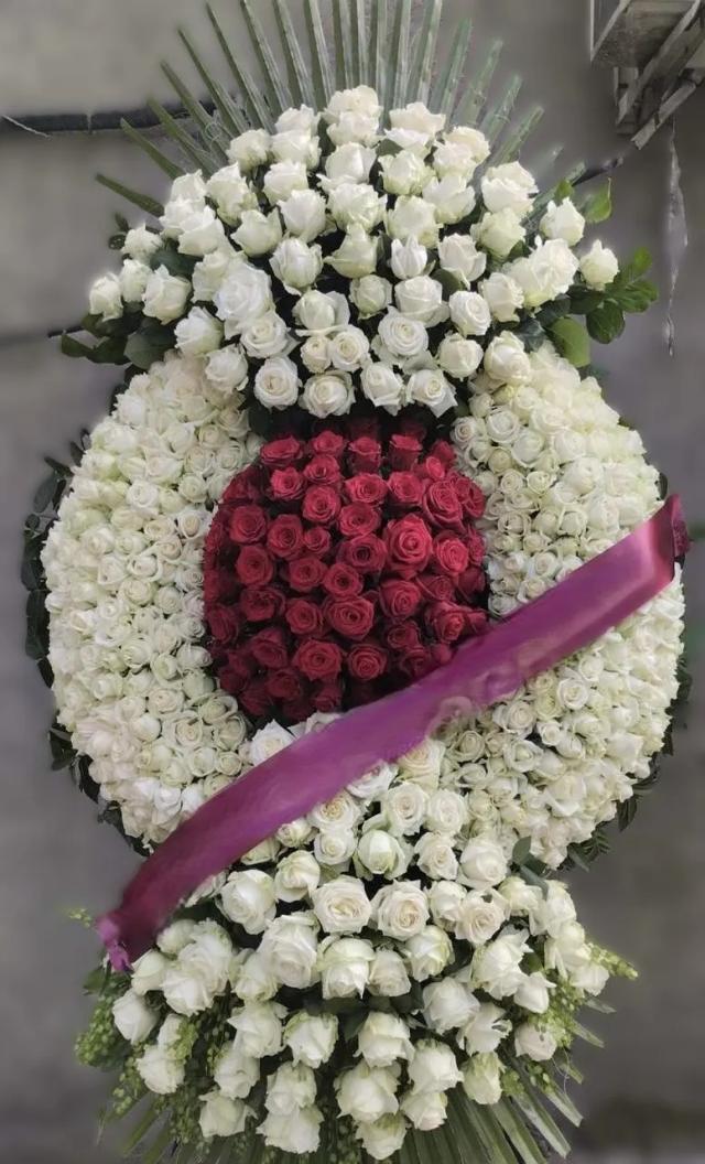 Wreath with white and pink roses | ծաղիկների առաքում Երևանում