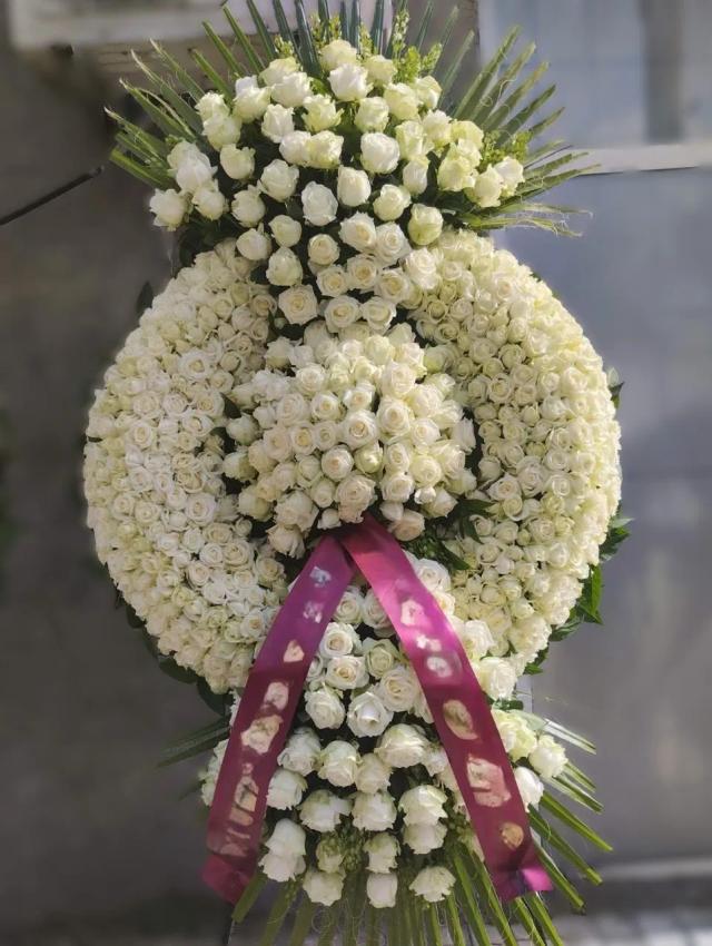 Wreath with white roses | ծաղիկների առաքում Երևանում