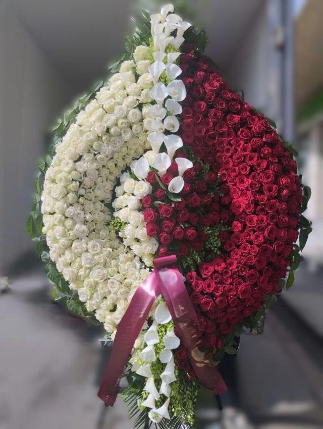 Wreath with white and burgundy flowers | ծաղիկների առաքում Երևանում
