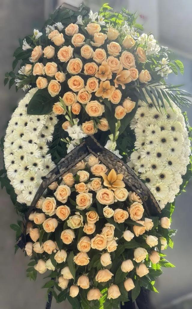 Wreath with orange roses and white gerberas | ծաղիկների առաքում Երևանում