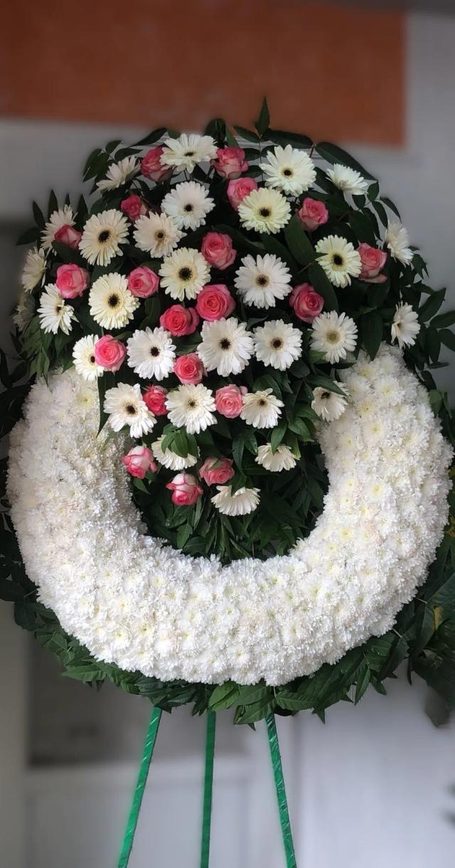 Wreath with white and pink flowers | ծաղիկների առաքում Երևանում