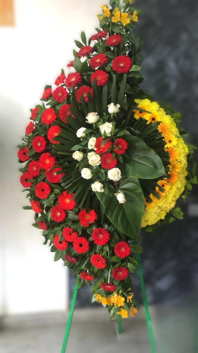 Wreath with red, yellow and white flowers | ծաղիկների առաքում Երևանում