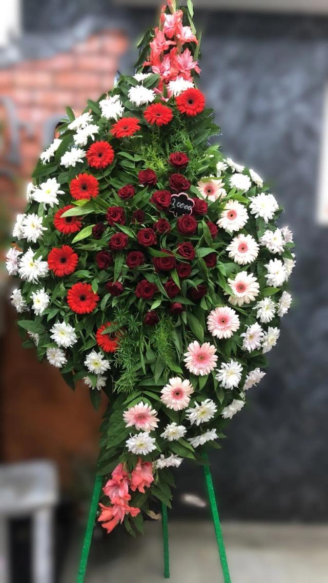 Wreath with gerberas and burgundy roses | ծաղիկների առաքում Երևանում