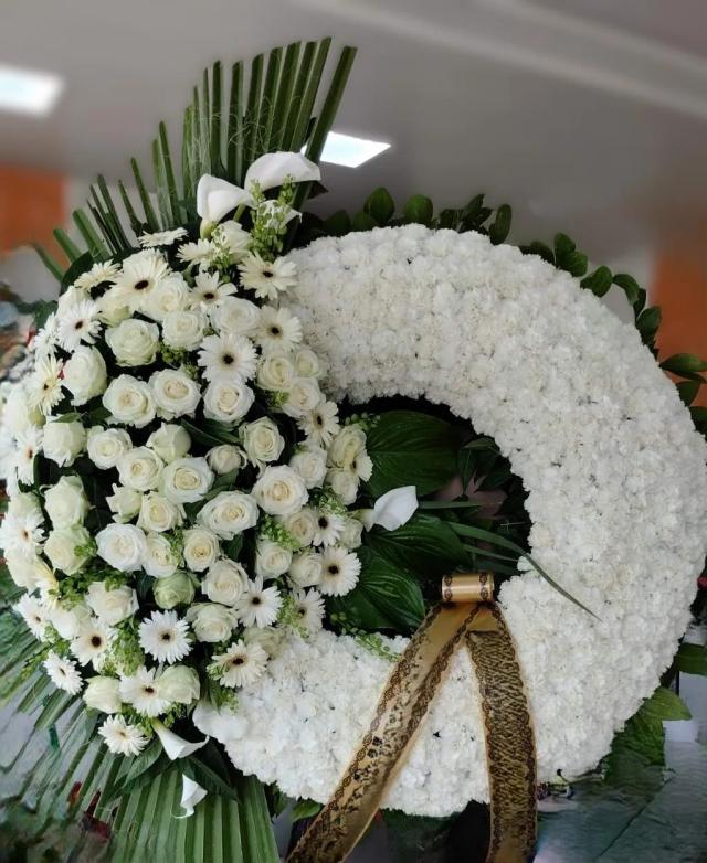 Wreath: A gorgeous arrangement of white flowers | ծաղիկների առաքում Երևանում