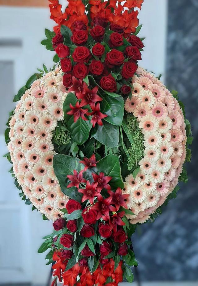 Wreath: a gorgeous composition with red flowers: | ծաղիկների առաքում Երևանում