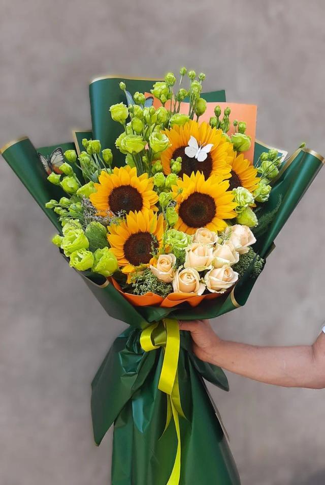 A vibrant bouquet of orange sunflowers, cream roses and lisianthus | ծաղիկների առաքում Երևանում