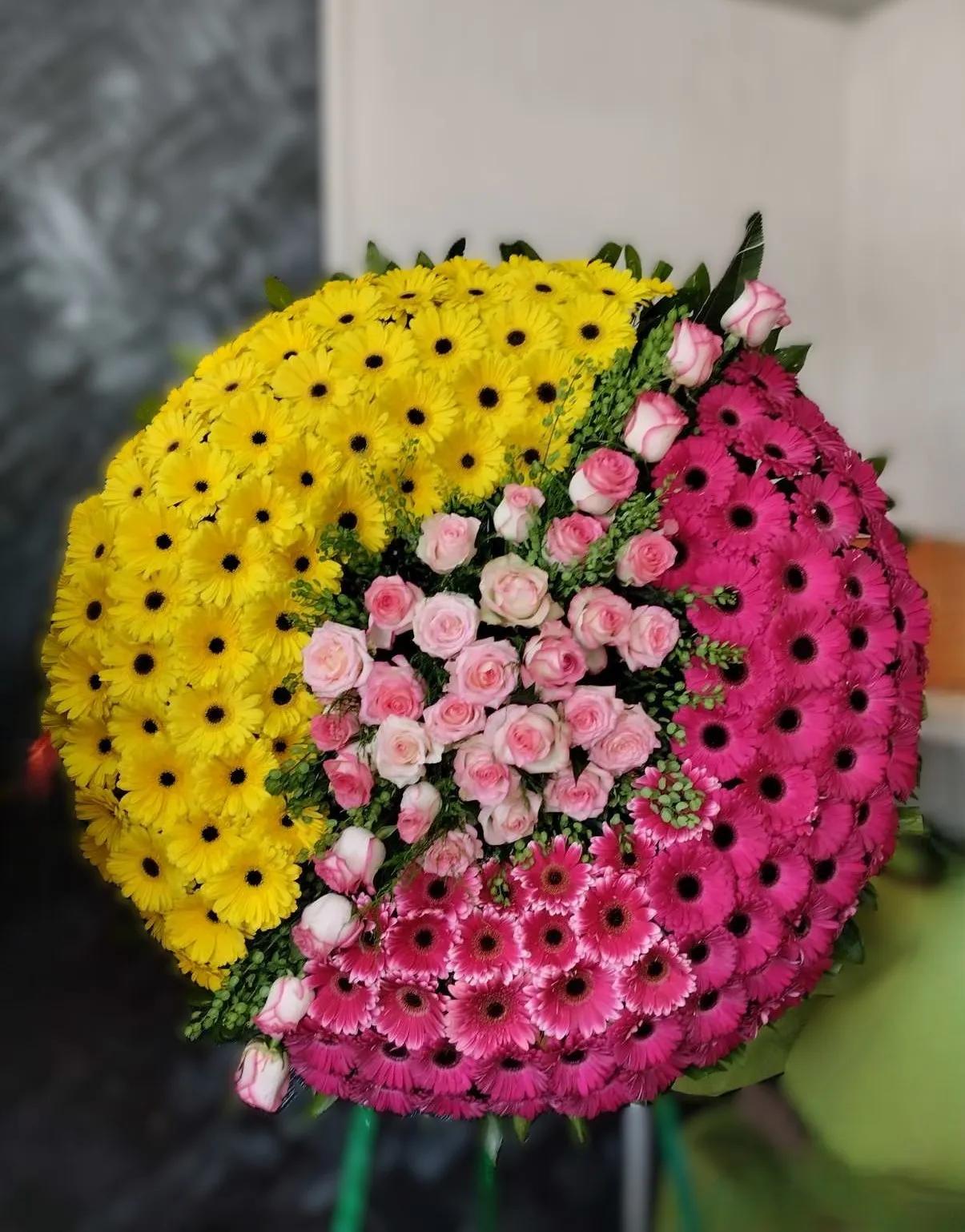 Wreath with pink and yellow flowers | ծաղիկների առաքում Երևանում