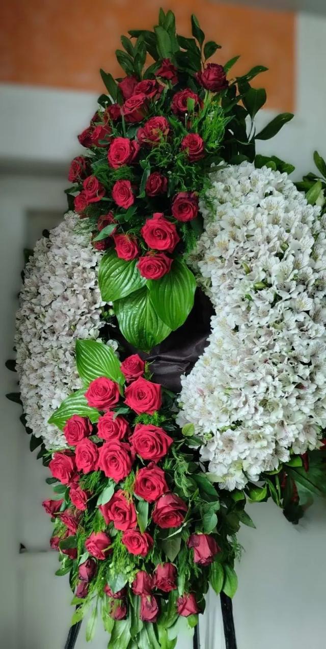 Wreath with red and white flowers | ծաղիկների առաքում Երևանում
