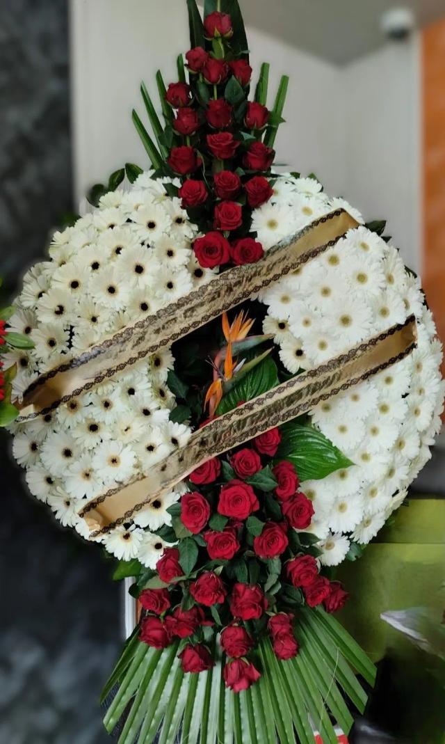 Circular wreath with gorgeous and fresh flowers.For funerals and funerals, fast preparation and delivery. | ծաղիկների առաքում Երևանում