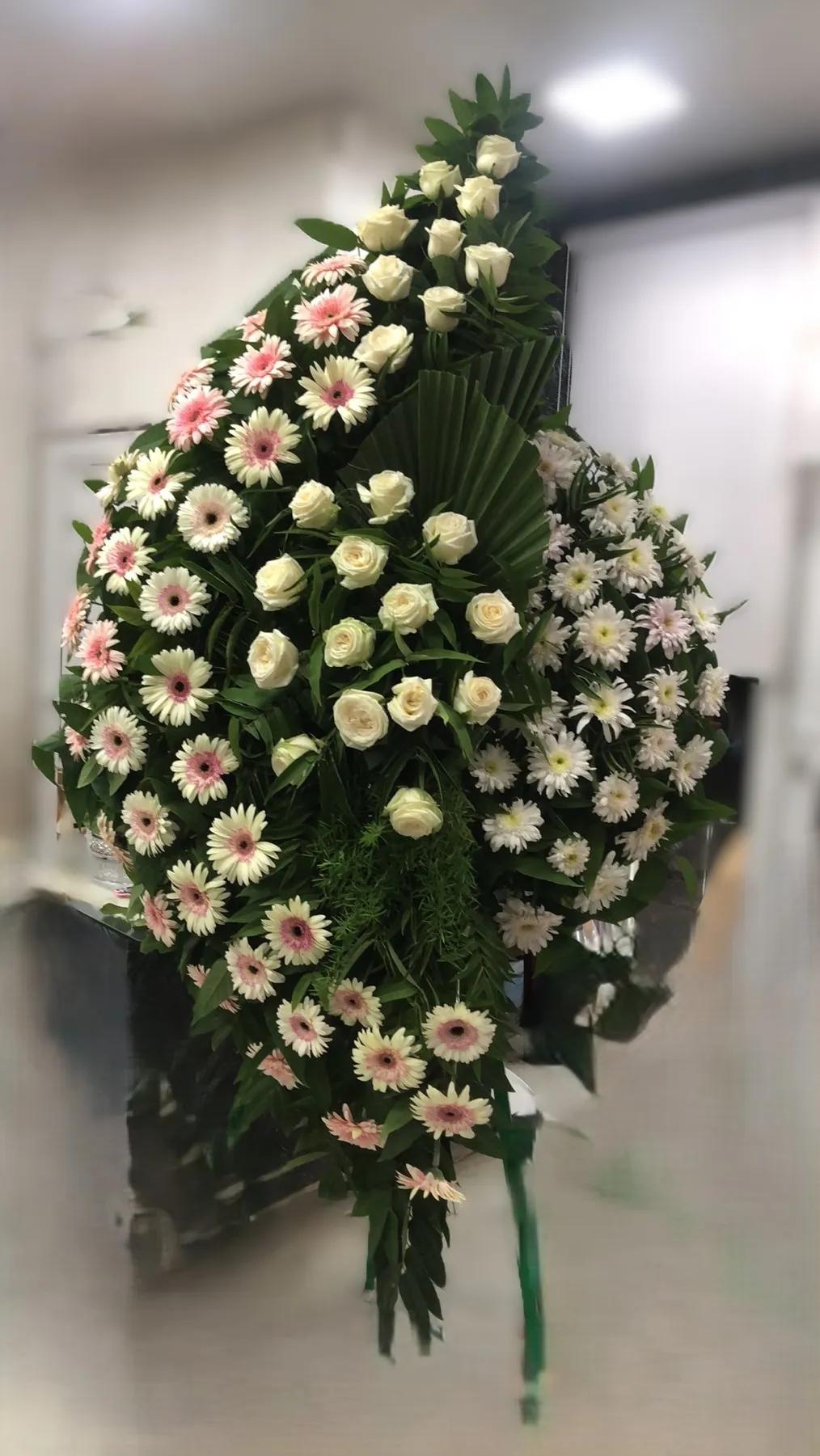 A classic mourning wreath in pure white tones | ծաղիկների առաքում Երևանում