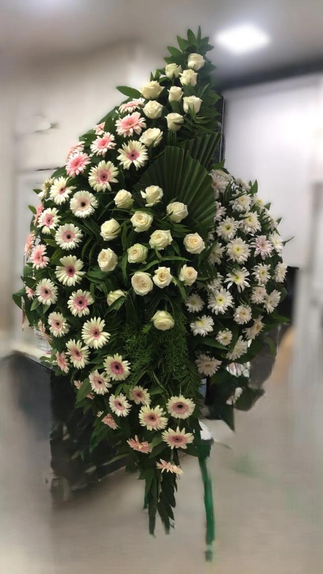 A classic mourning wreath in pure white tones | ծաղիկների առաքում Երևանում