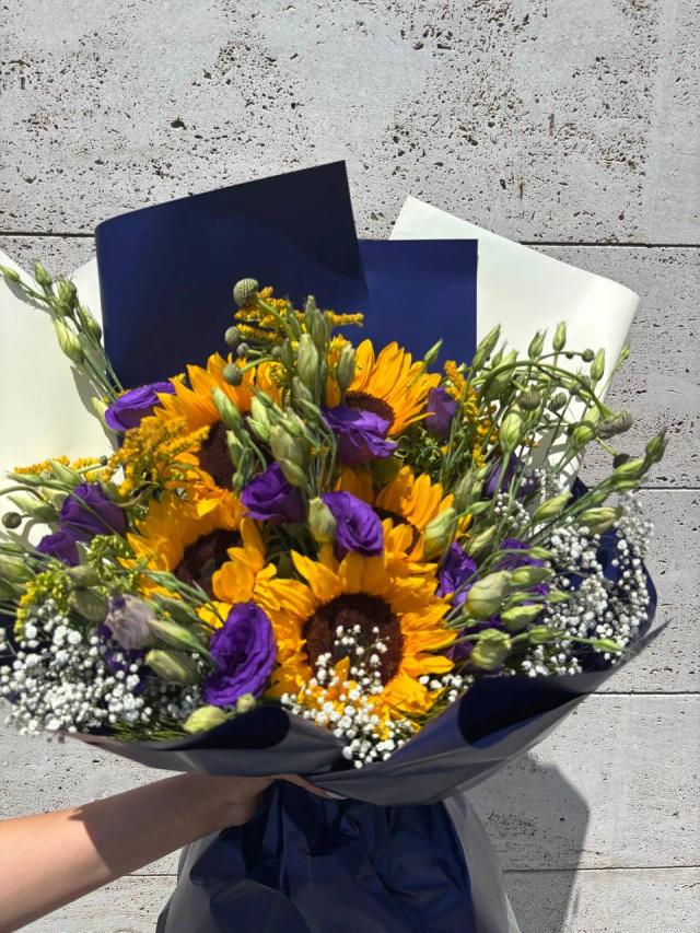 Sunflower and lisianthus bouquet (5 sunflowers, 5 lisianthus, 5 gypsophila) - Flower delivery in Yerevan | ծաղիկների առաքում Երևանում