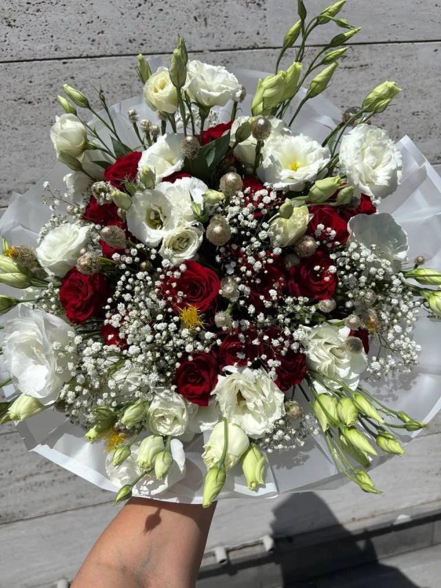Bouquet of bordeaux roses and white lisianthusRose order | ծաղիկների առաքում Երևանում