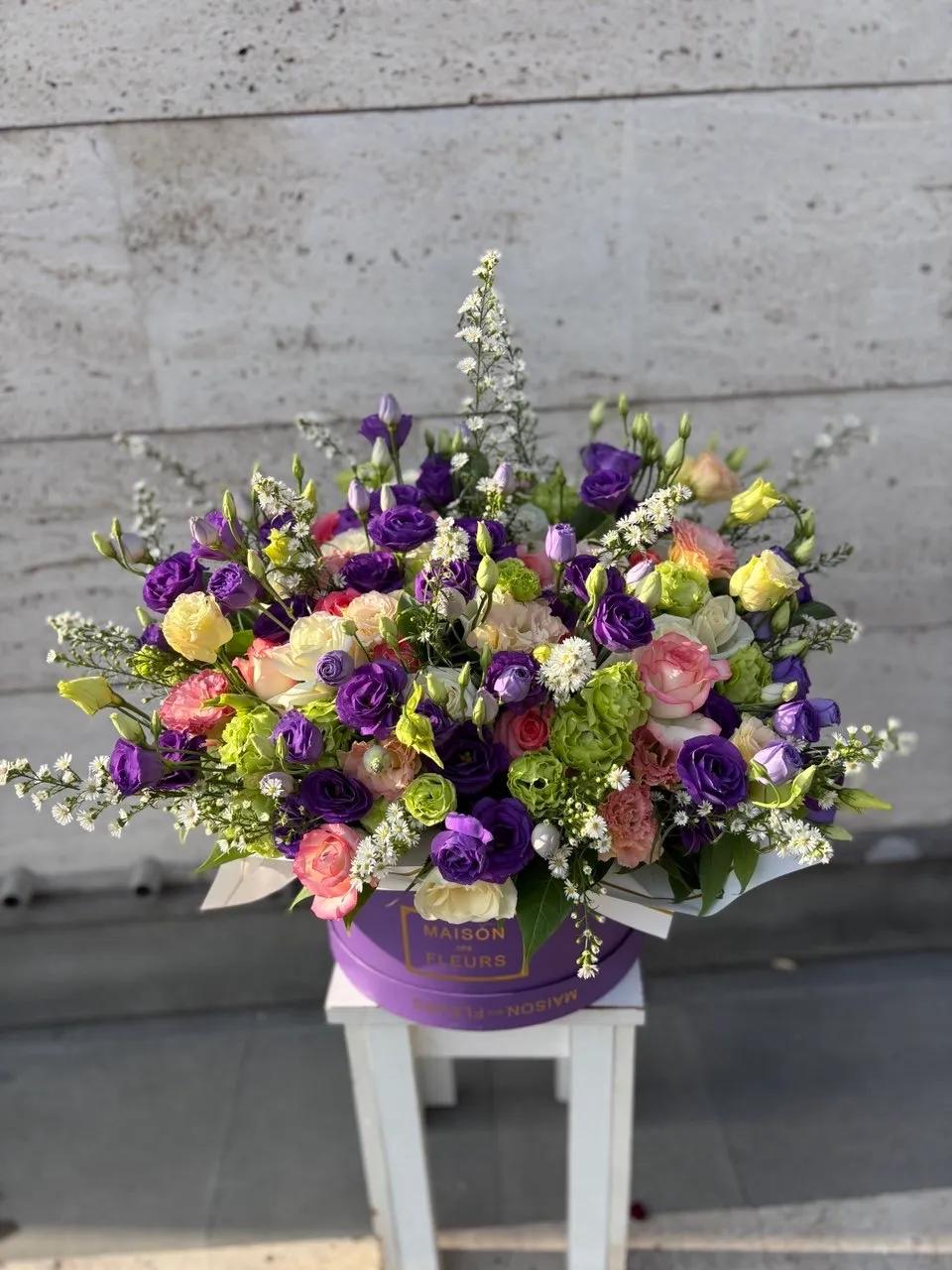 A luxurious flower box with lisianthus, 15 roses and chrysanthemums - an original gift for a loved one |Flower delivery in Yerevan | ծաղիկների առաքում Երևանում
