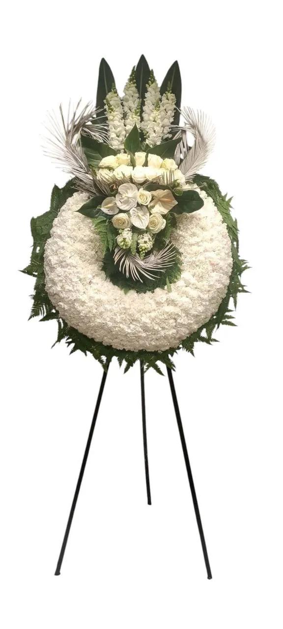 Wreath with White Carnation and Rose Anthurium and Matthiola | ծաղիկների առաքում Երևանում