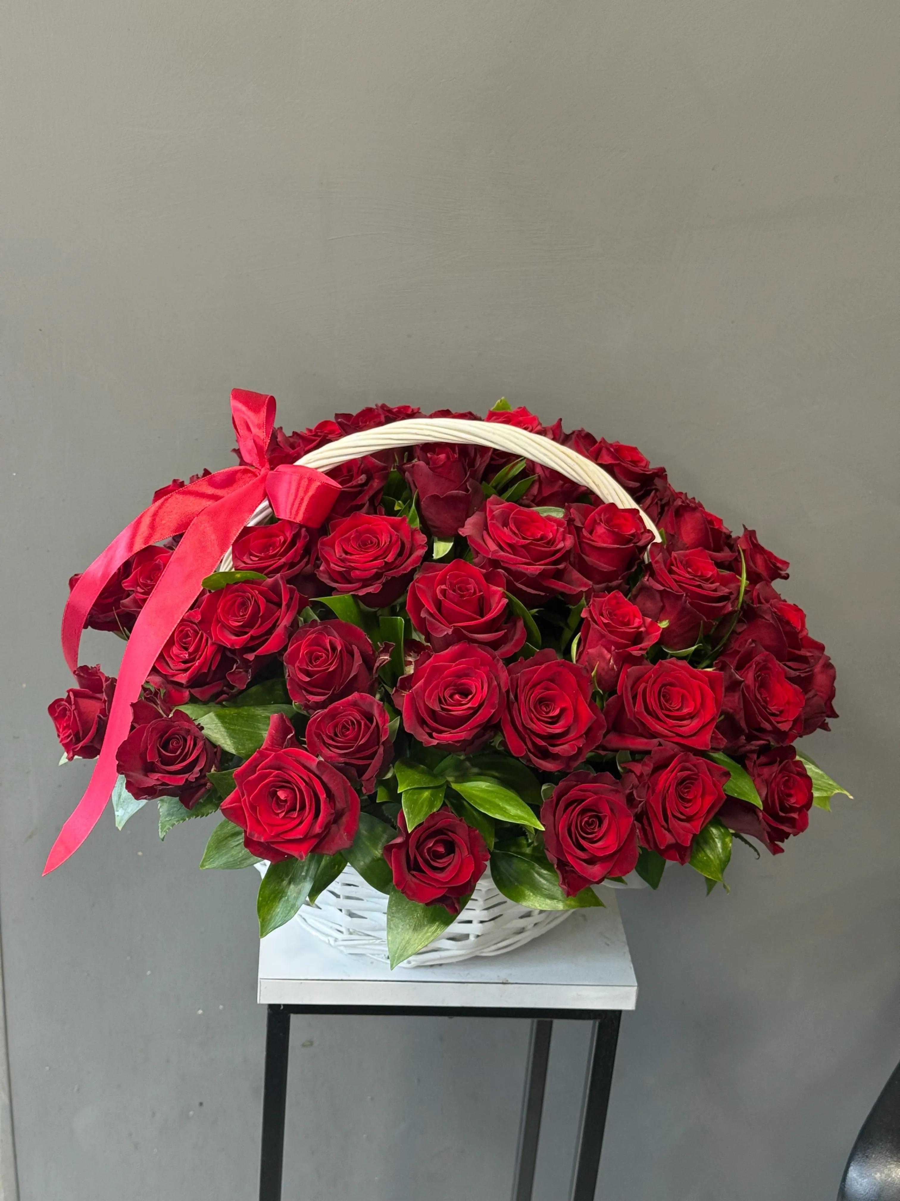 A basket of roses | ծաղիկներ, ծաղկեպսակներ, բույսեր - առաքում Երևան