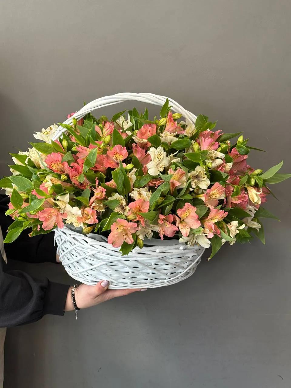 Alsromerias in a basket | ծաղիկներ, ծաղկեպսակներ, բույսեր Երևան