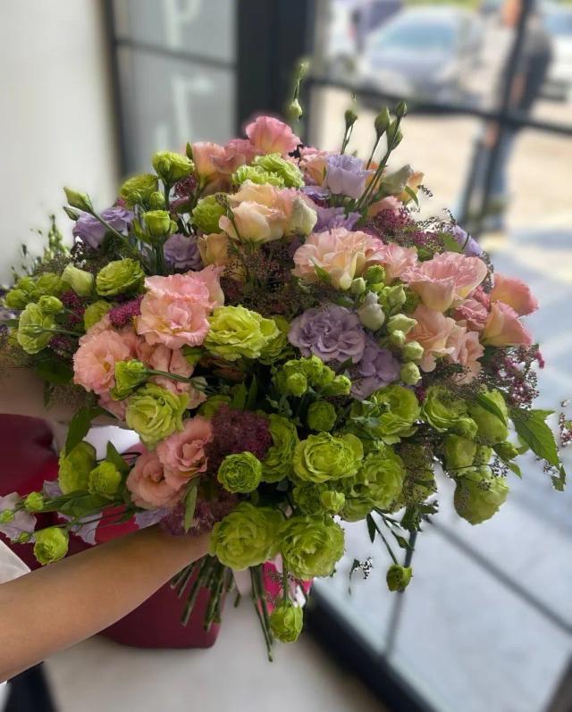 Bunch of colorful lisianthus | ծաղիկների առաքում Երևանում