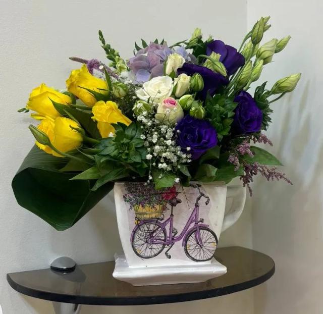 Creative bouquet in a vase | ծաղիկների առաքում Երևանում