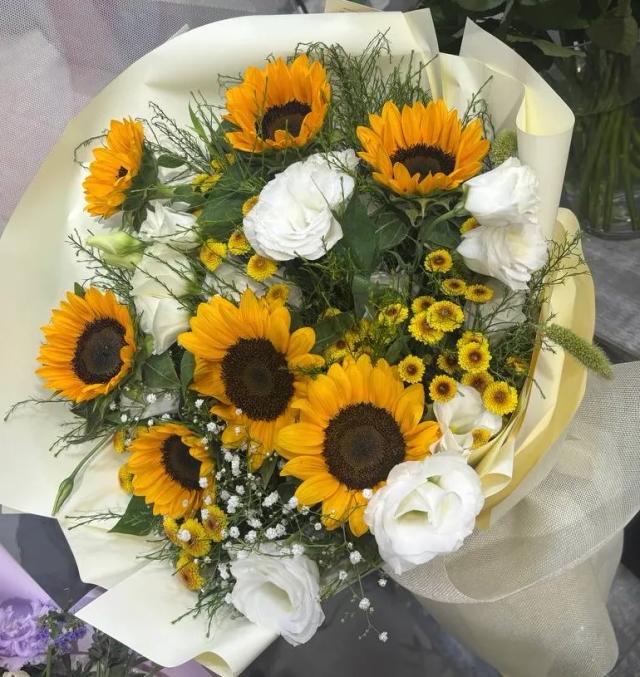 Sunflowers and lisianthus | ծաղիկների առաքում Երևանում