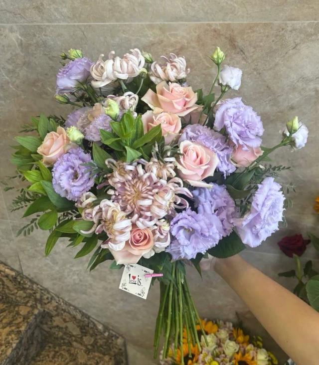 Chrysanthemums, roses and lizanthus in one bouquet | ծաղիկների առաքում Երևանում
