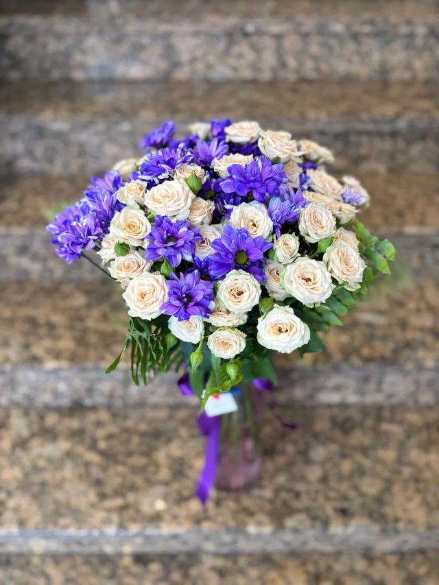 A beautiful bouquet of roses and chrysanthemums | ծաղիկների առաքում Երևանում