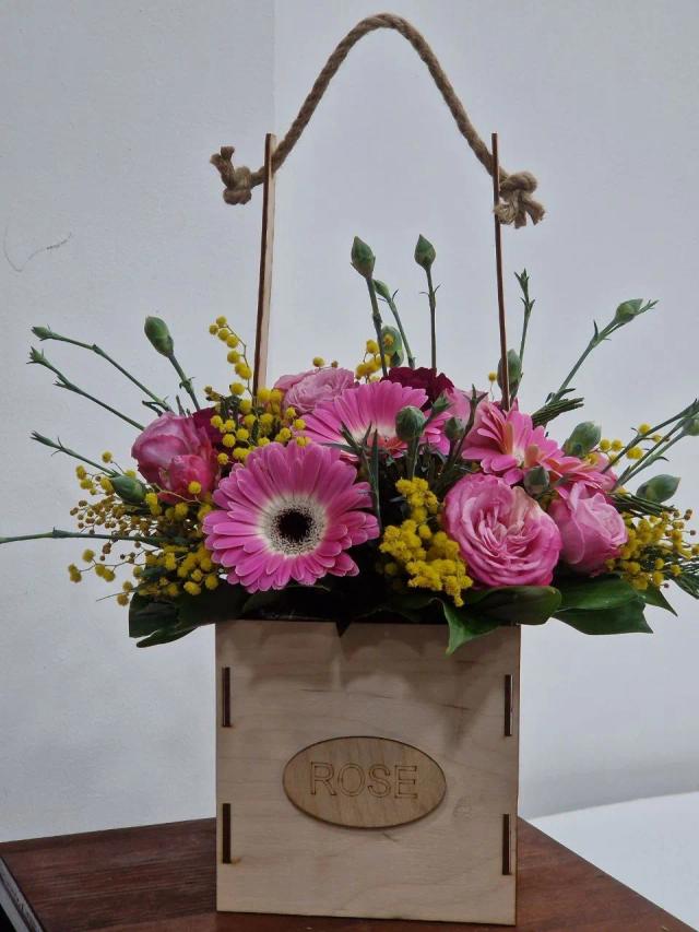 Roses and gerbera in a box | ծաղիկների առաքում Երևանում