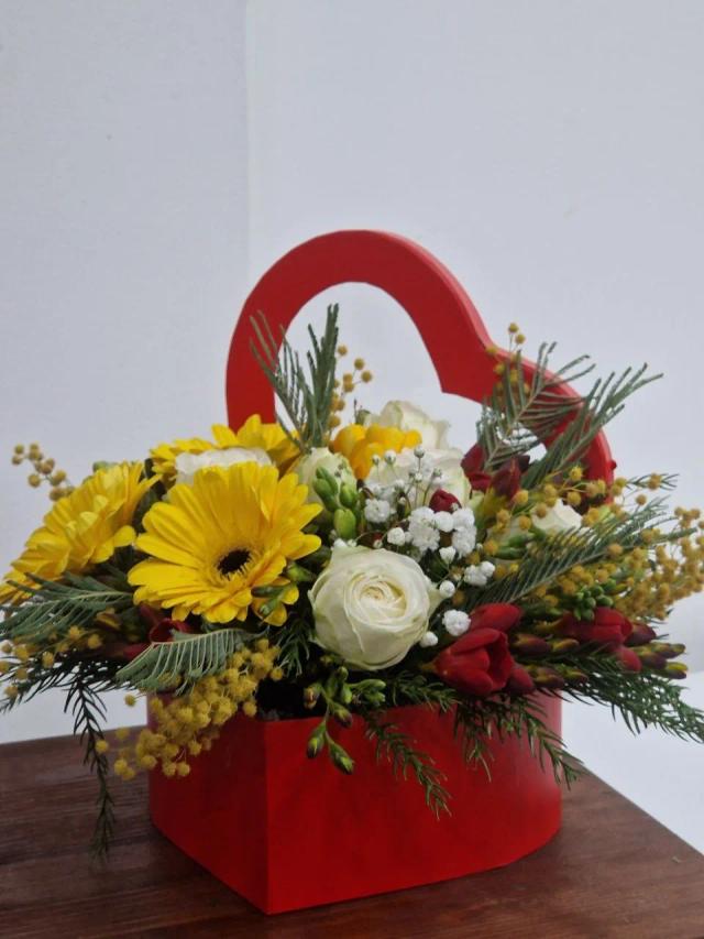 Roses and gerbera in a heart-shaped box | ծաղիկների առաքում Երևանում