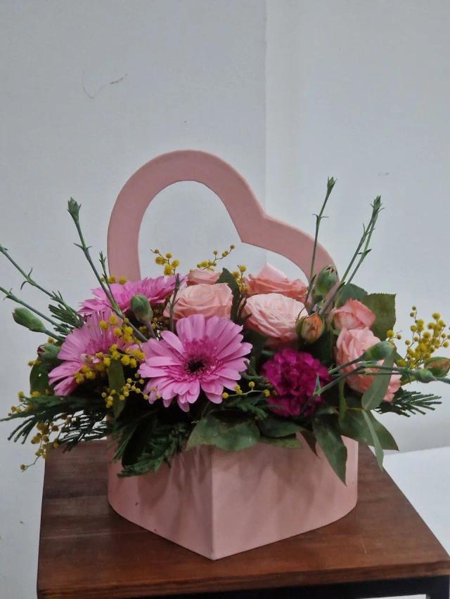 Roses and gerbera in a heart-shaped box | ծաղիկների առաքում Երևանում