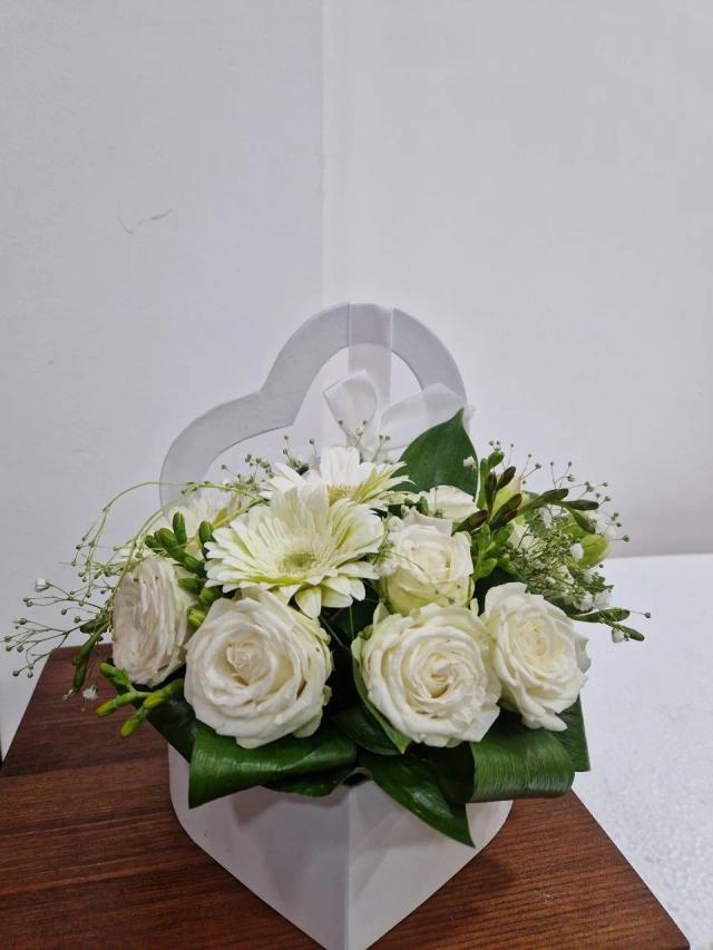 Roses and gerbera in a heart-shaped box | ծաղիկների առաքում Երևանում