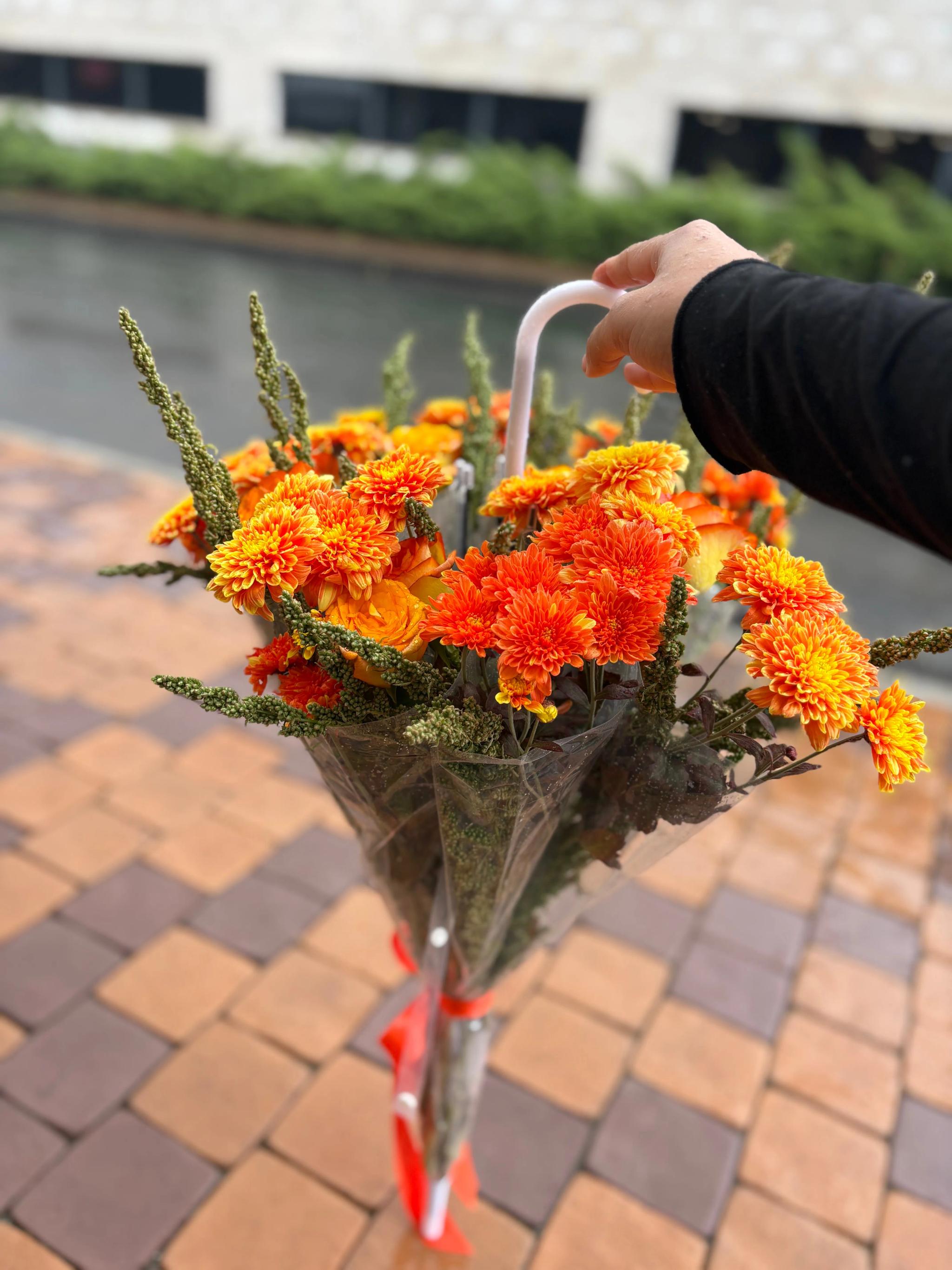 A bouquet of flowers in a raincoat | ծաղիկներ, ծաղկեպսակներ, բույսեր Երևան