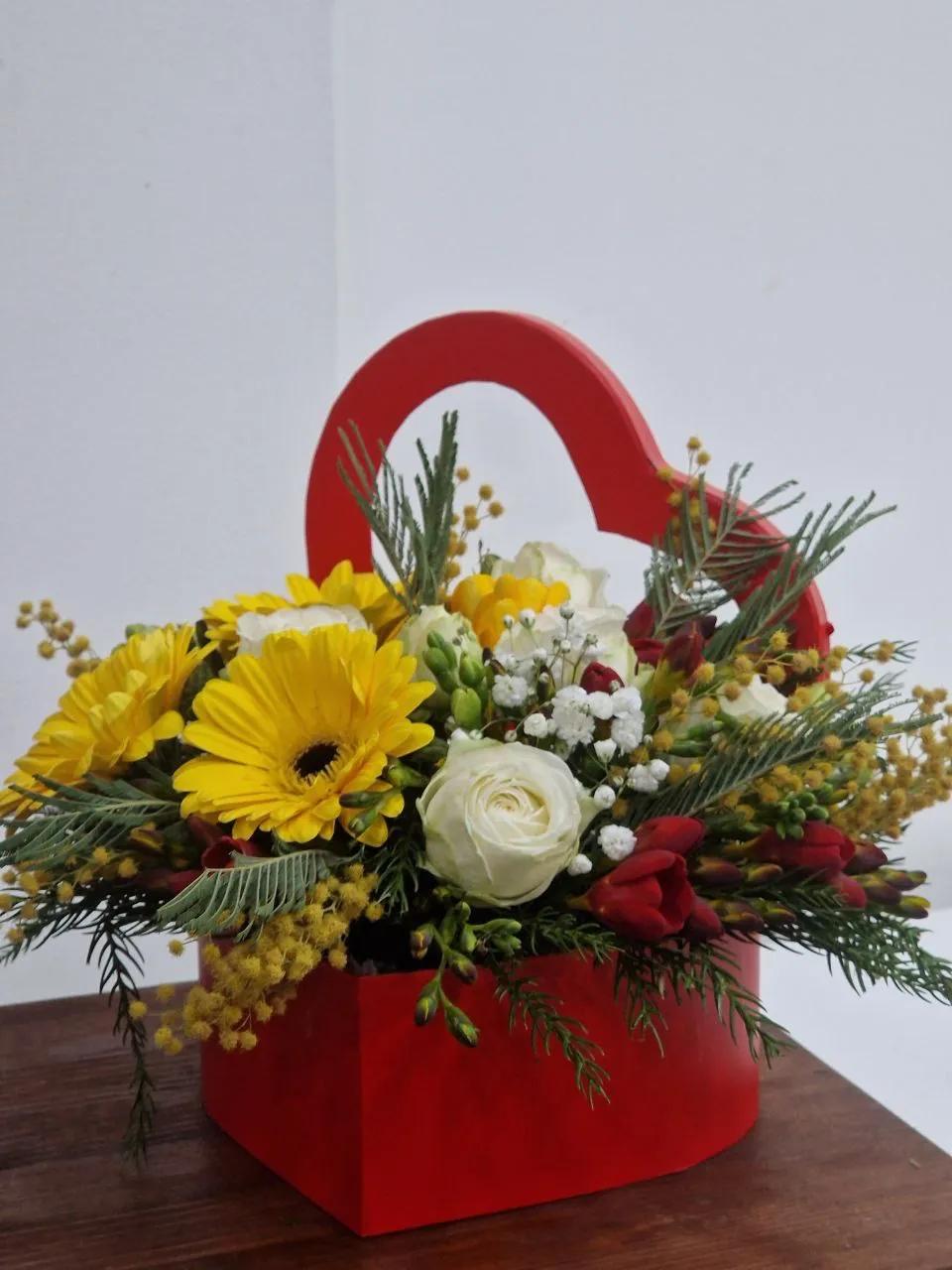 Roses and gerbera in a heart-shaped box Roses and gerbera in a heart-shaped box | ծաղիկների առաքում Երևանում