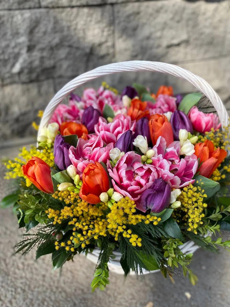 Tulips in a basket | ծաղիկներ, ծաղկեպսակներ, բույսեր Երևան Tulips in a basket | ծաղիկներ, ծաղկեպսակներ, բույսեր Երևան