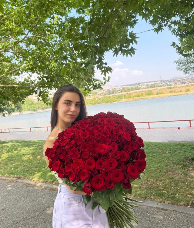 A bouquet of luxurious roses | ծաղիկներ, ծաղկեպսակներ, բույսեր - առաքում Երևան A bouquet of luxurious roses | ծաղիկներ, ծաղկեպսակներ, բույսեր - առաքում Երևան