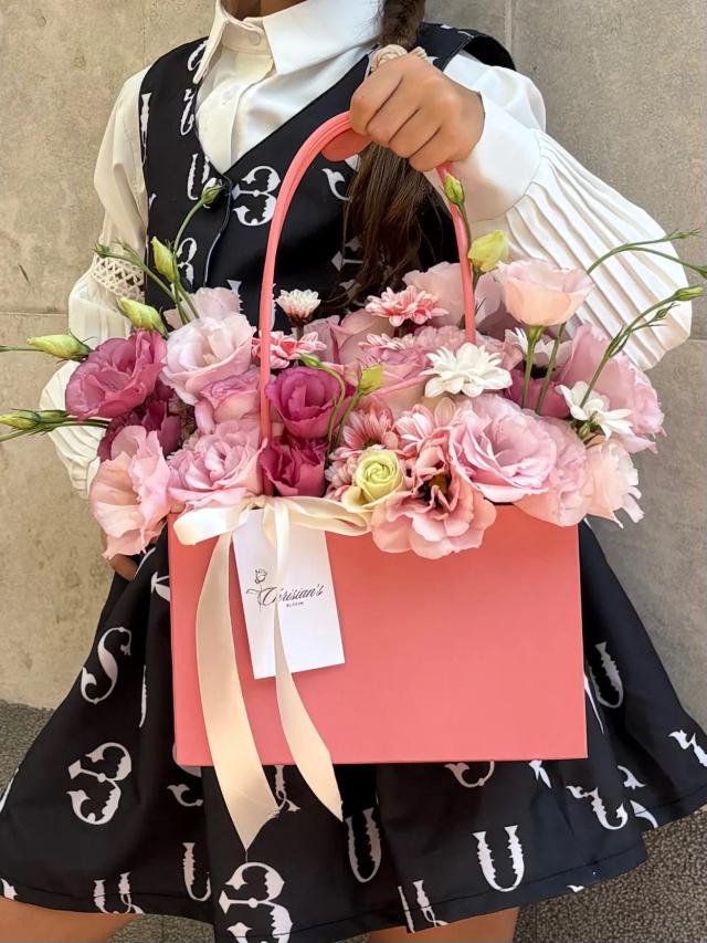 Delicate flowers in a box | ծաղիկներ, ծաղկեպսակներ, բույսեր - առաքում Երևան Delicate flowers in a box | ծաղիկներ, ծաղկեպսակներ, բույսեր - առաքում Երևան