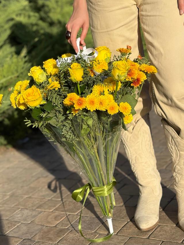 A bouquet of flowers in a raincoat | ծաղիկներ, ծաղկեպսակներ, բույսեր - առաքում Երևան A bouquet of flowers in a raincoat | ծաղիկներ, ծաղկեպսակներ, բույսեր - առաքում Երևան