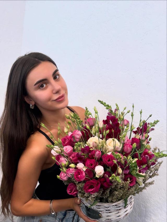 Flowers in a basket | ծաղիկներ, ծաղկեպսակներ, բույսեր - առաքում Երևան Flowers in a basket | ծաղիկներ, ծաղկեպսակներ, բույսեր - առաքում Երևան