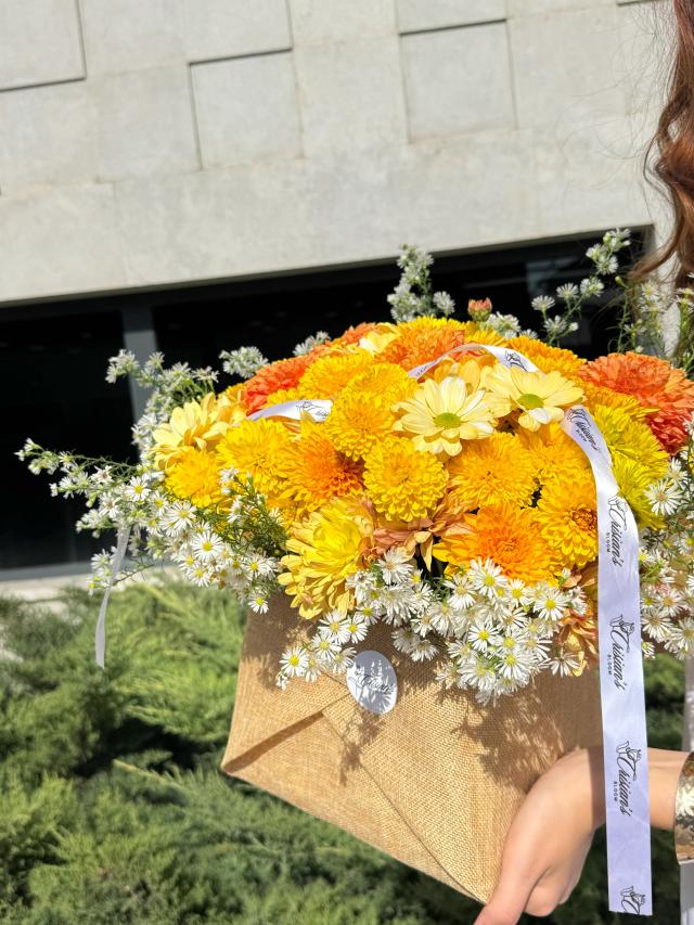 Chrysanthemums in a box | ծաղիկներ, ծաղկեպսակներ, բույսեր - առաքում Երևան Chrysanthemums in a box | ծաղիկներ, ծաղկեպսակներ, բույսեր - առաքում Երևան