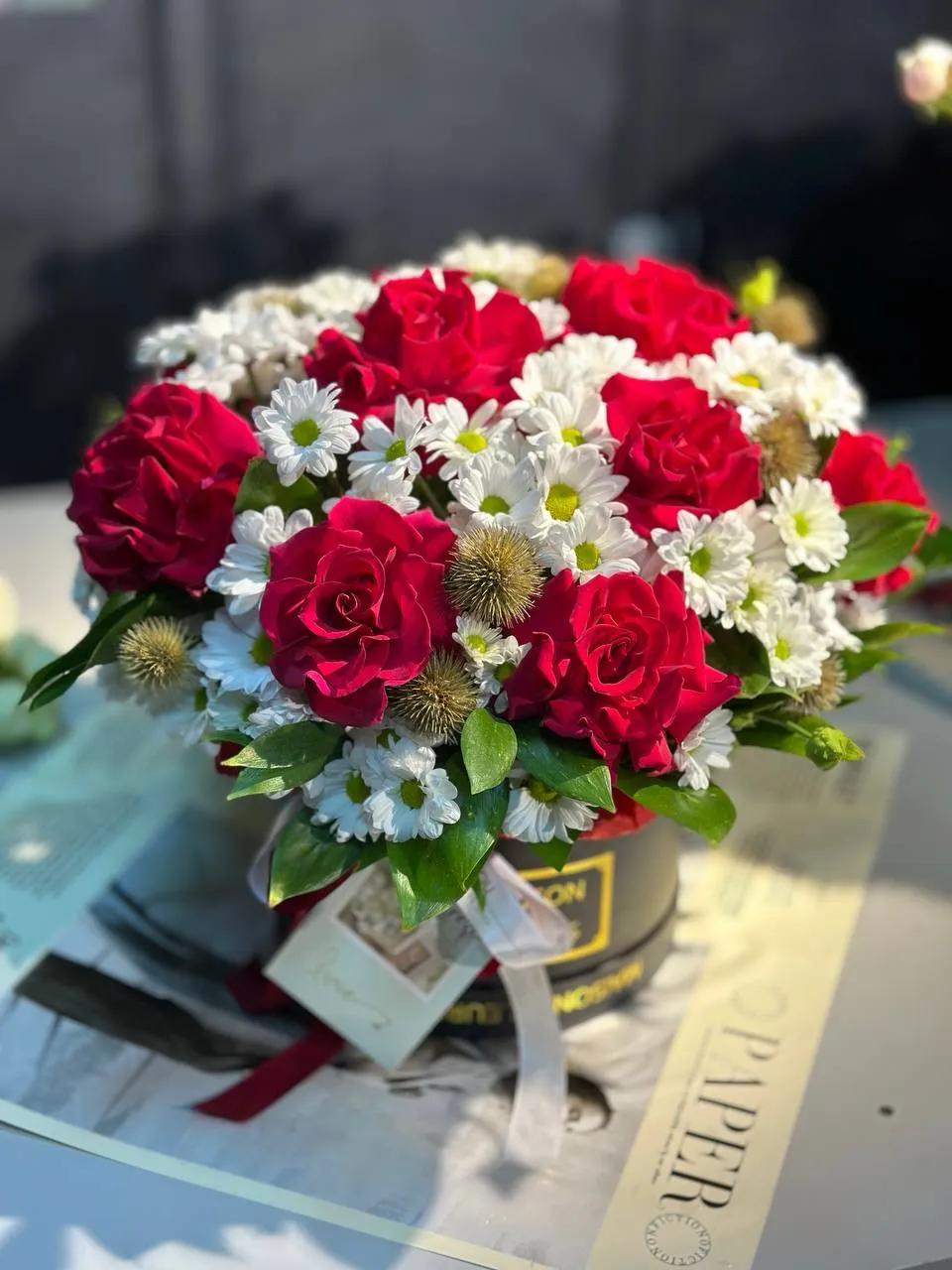 Chrysanthemums and roses in one box | ծաղիկներ, ծաղկեպսակներ, բույսեր Երևան Chrysanthemums and roses in one box | ծաղիկներ, ծաղկեպսակներ, բույսեր Երևան