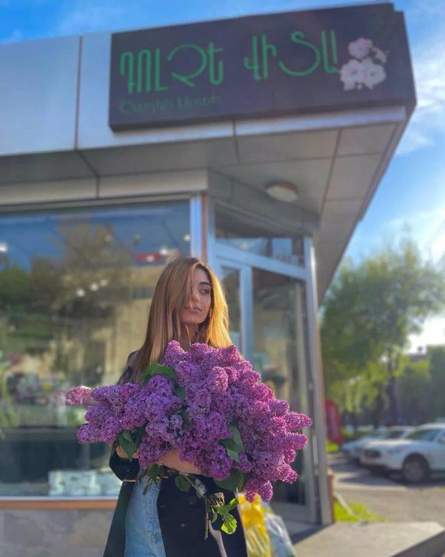 A bunch of lilacs A bunch of lilacs | ծաղիկների առաքում Երևանում